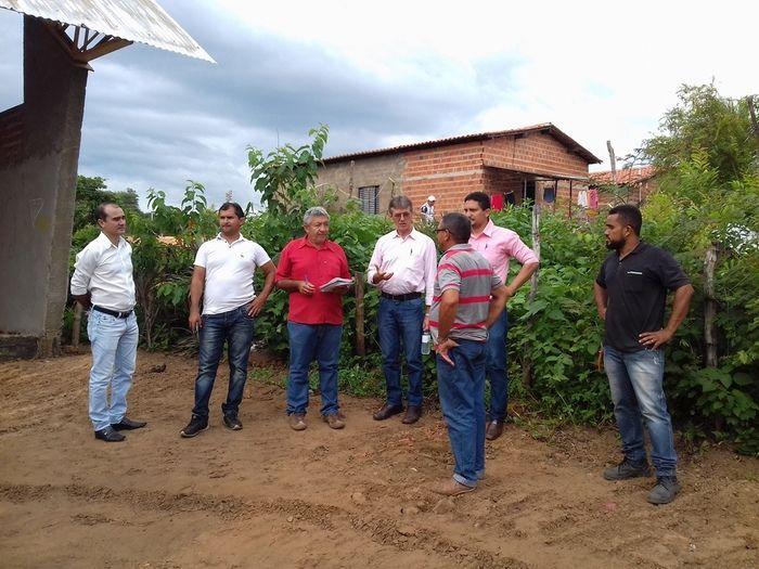 Prefeito Valmir Barbosa visita obras em andamento no município - Imagem 23