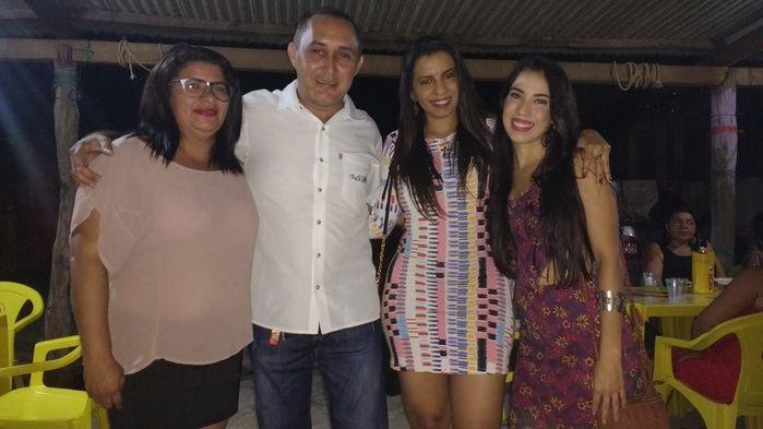 Aristeu ao lado de Elizete e suas amigas (Crédito: Edilene Lima)