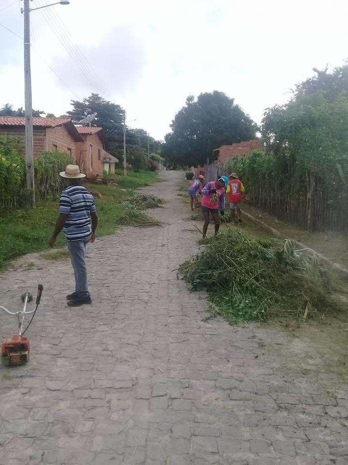 Além do mutirão contra a dengue, outra equipe trabalha na capina das ruas
