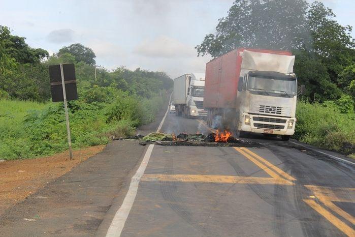 Manifestantes Bloqueiam BR 230, na Altura da Comunidade dos Potes - Imagem 4