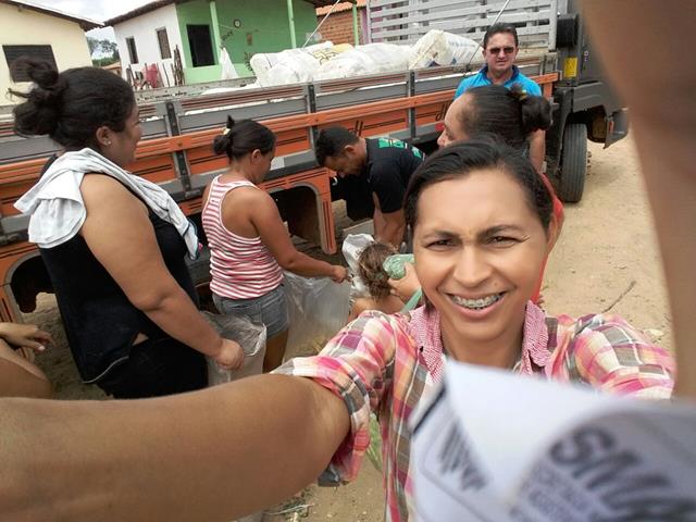 Famílias são beneficiadas com distribuição de alimentos  - Imagem 2