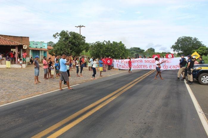 Manifestantes Bloqueiam BR 230, na Altura da Comunidade dos Potes - Imagem 11