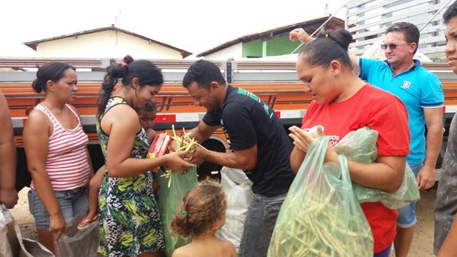 Famílias são beneficiadas com distribuição de alimentos  - Imagem 1