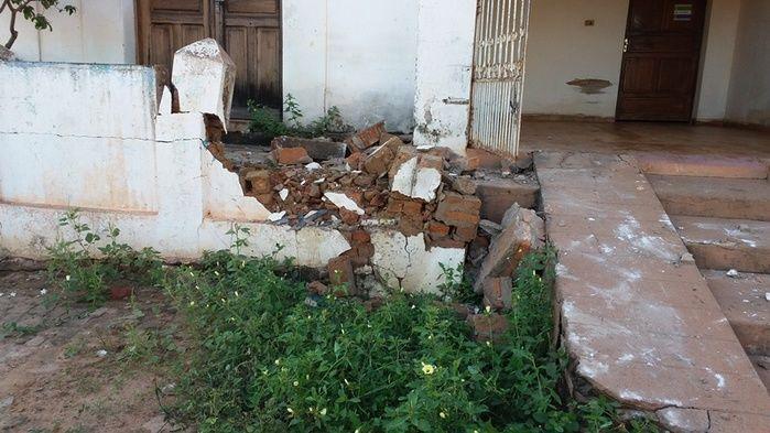Motorista perde controle na entrada da cidade e derruba muro - Imagem 1