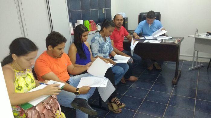 Conselheiros conferindo o Plano referente a pauta (Crédito: Adoneudo)