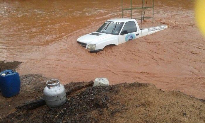 Carro é levado pela correnteza de riacho na Zona Rural de Redenção - Imagem 1