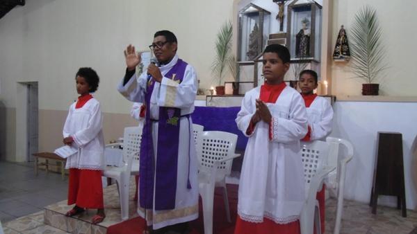 Fieis participam de missa pelo aniversário da cidade  - Imagem 10