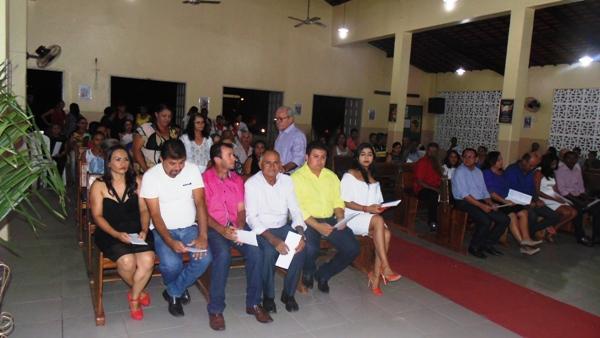 Fieis participam de missa pelo aniversário da cidade  - Imagem 1