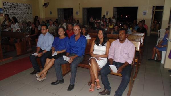 Fieis participam de missa pelo aniversário da cidade  - Imagem 2