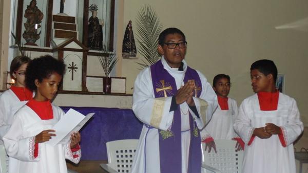 Fieis participam de missa pelo aniversário da cidade  - Imagem 6