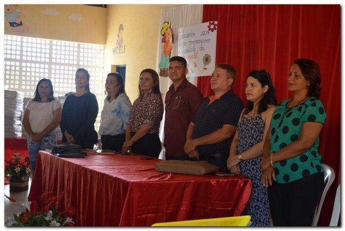 Secretaria Municipal de Educação entrega livros didáticos  - Imagem 1