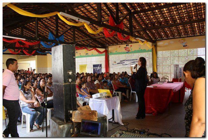 Secretaria Municipal de Educação entrega livros didáticos  - Imagem 31