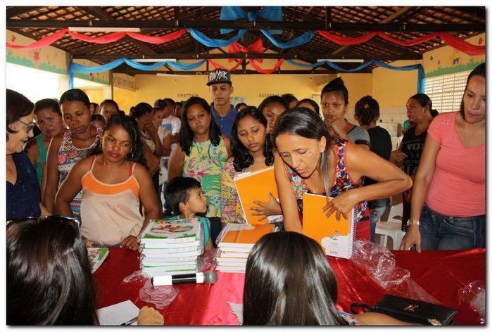 Secretaria Municipal de Educação entrega livros didáticos  - Imagem 34