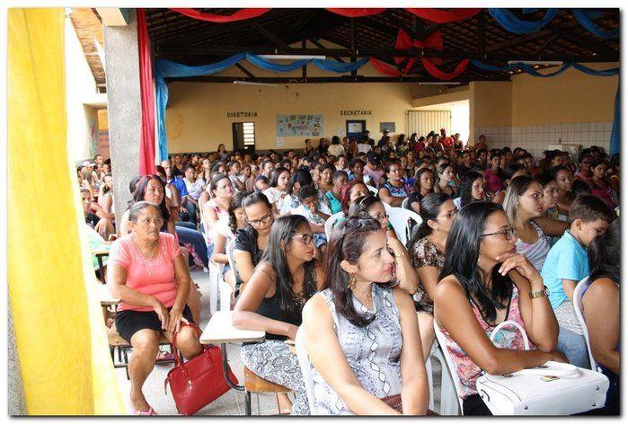 Secretaria Municipal de Educação entrega livros didáticos  - Imagem 25