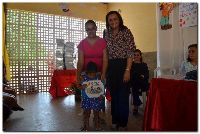 Secretaria Municipal de Educação entrega livros didáticos  - Imagem 13