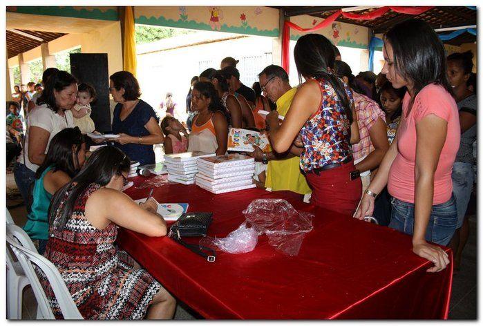 Secretaria Municipal de Educação entrega livros didáticos  - Imagem 33