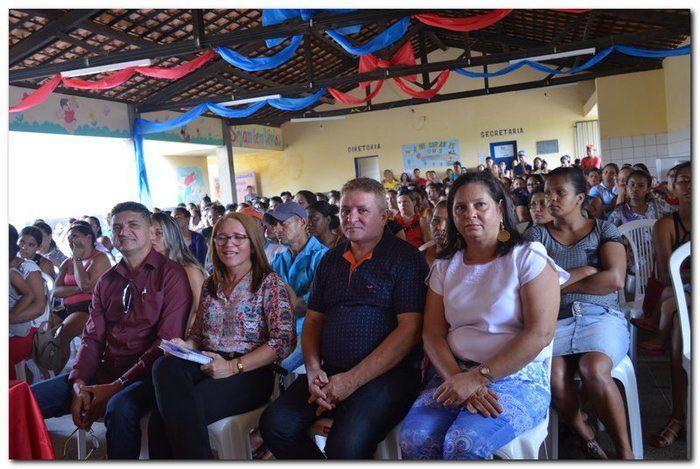 Secretaria Municipal de Educação entrega livros didáticos  - Imagem 21
