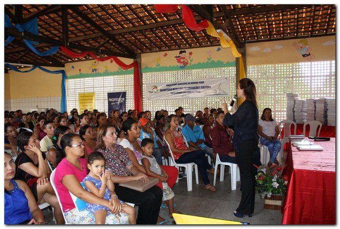 Secretaria Municipal de Educação entrega livros didáticos  - Imagem 26