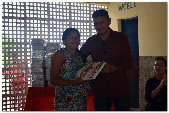 Secretaria Municipal de Educação entrega livros didáticos  - Imagem 12