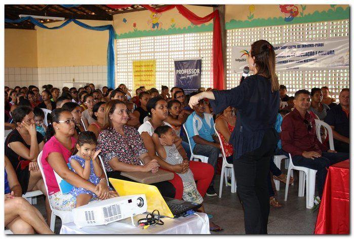 Secretaria Municipal de Educação entrega livros didáticos  - Imagem 24