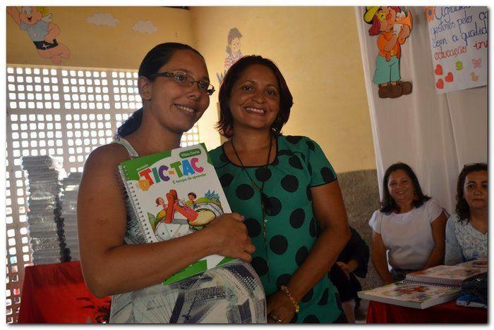 Secretaria Municipal de Educação entrega livros didáticos  - Imagem 16
