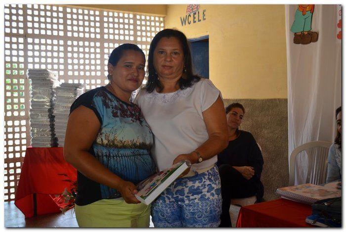 Secretaria Municipal de Educação entrega livros didáticos  - Imagem 17