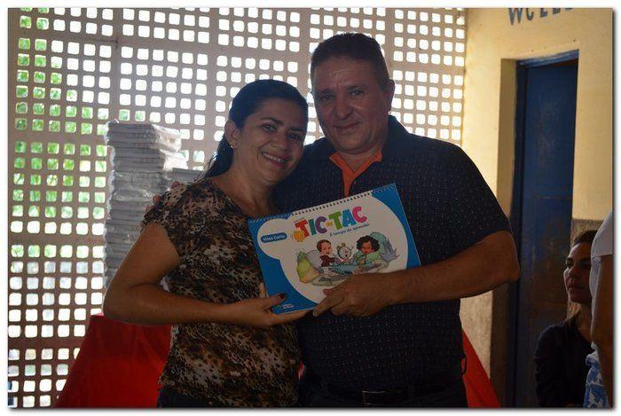 Secretaria Municipal de Educação entrega livros didáticos  - Imagem 19