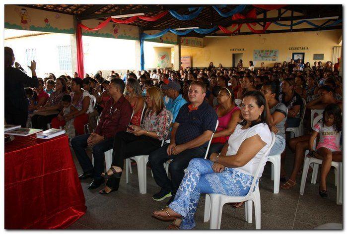Secretaria Municipal de Educação entrega livros didáticos  - Imagem 28