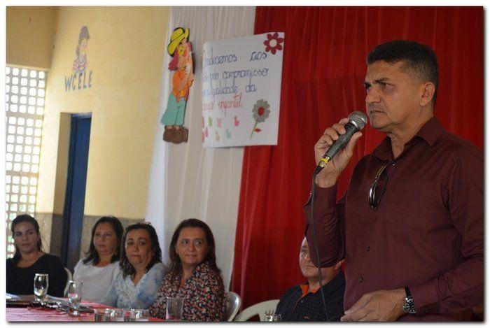 Secretaria Municipal de Educação entrega livros didáticos  - Imagem 11