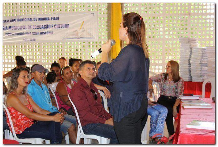 Secretaria Municipal de Educação entrega livros didáticos  - Imagem 32