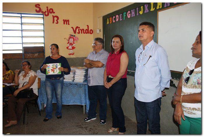 Secretaria de Educação entrega livros para professores - Imagem 6