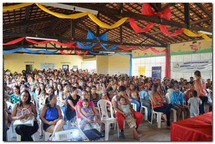 Secretaria Municipal de Educação entrega livros didáticos  - Imagem 3