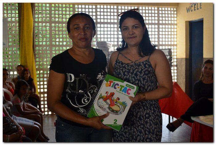 Secretaria Municipal de Educação entrega livros didáticos  - Imagem 18