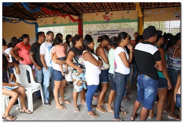 Secretaria Municipal de Educação entrega livros didáticos  - Imagem 35