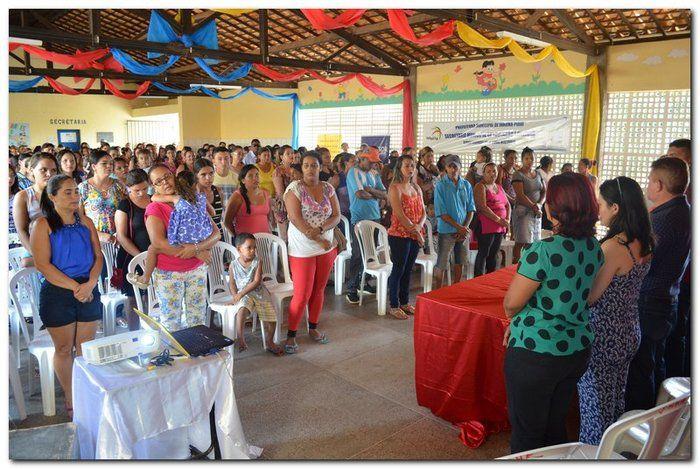 Secretaria Municipal de Educação entrega livros didáticos  - Imagem 7
