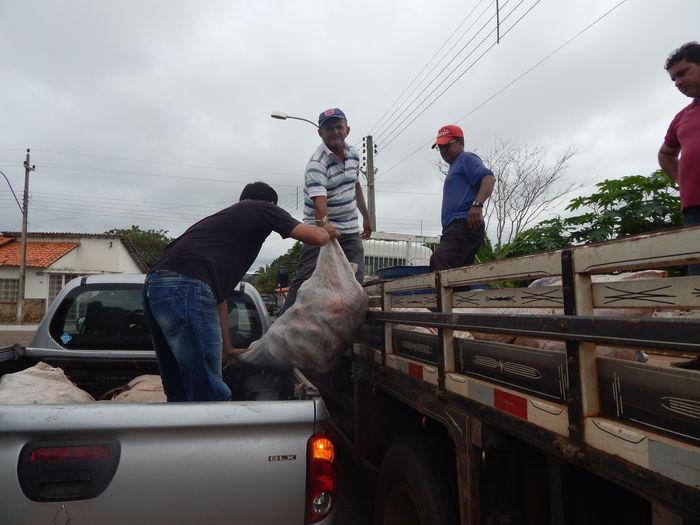 Secretário na entrega pra equipe de Altos 