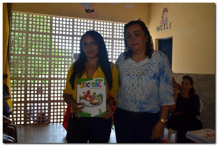 Secretaria Municipal de Educação entrega livros didáticos  - Imagem 15