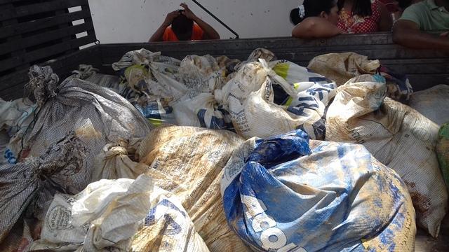 Dom Expedito Lopes faz a entrega de peixes para a população - Imagem 11