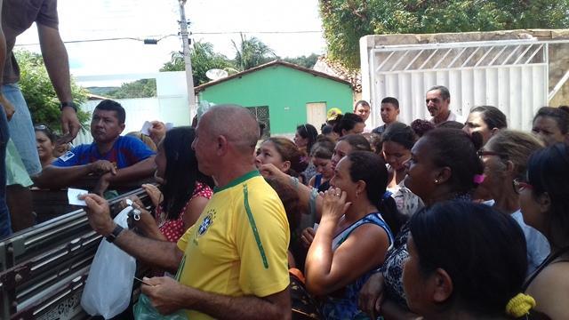 Dom Expedito Lopes faz a entrega de peixes para a população - Imagem 18