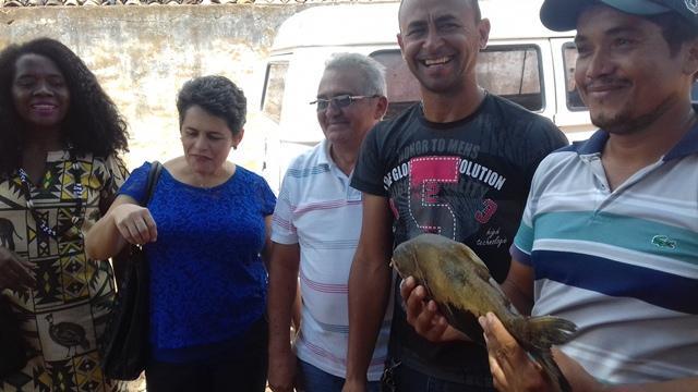 Dom Expedito Lopes faz a entrega de peixes para a população - Imagem 6