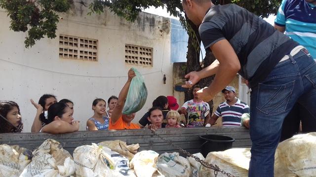 Dom Expedito Lopes faz a entrega de peixes para a população - Imagem 17