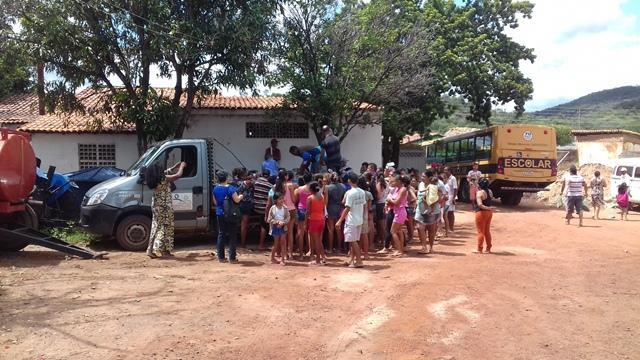 Dom Expedito Lopes faz a entrega de peixes para a população - Imagem 22