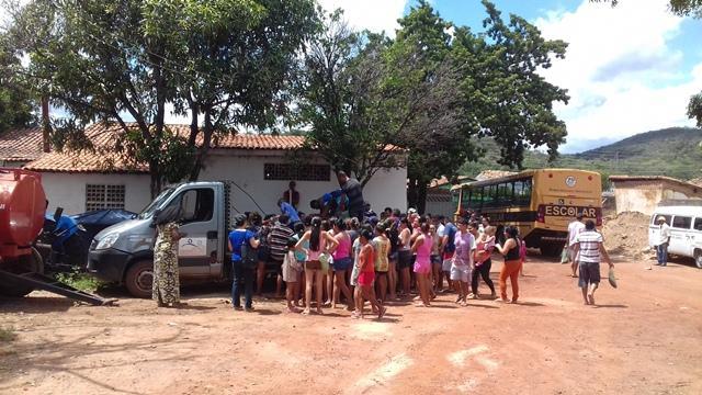 Dom Expedito Lopes faz a entrega de peixes para a população - Imagem 21