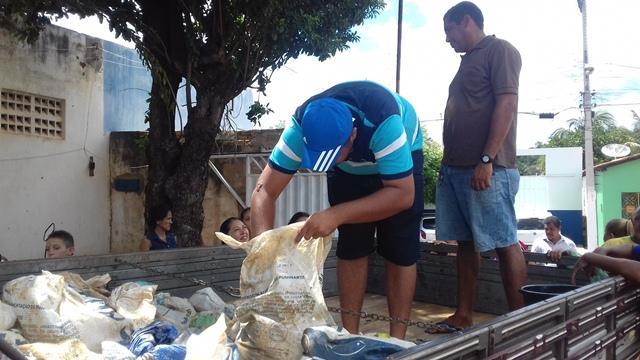 Dom Expedito Lopes faz a entrega de peixes para a população - Imagem 4