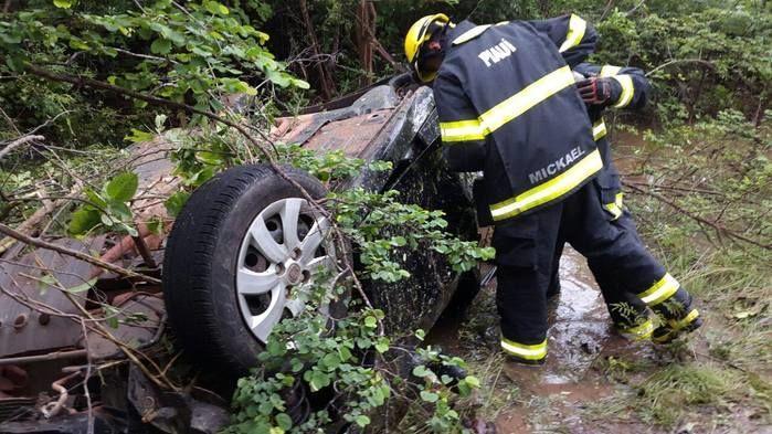 Carros perdem o controle, saem da pista e dois morrem na BR-343  - Imagem 1