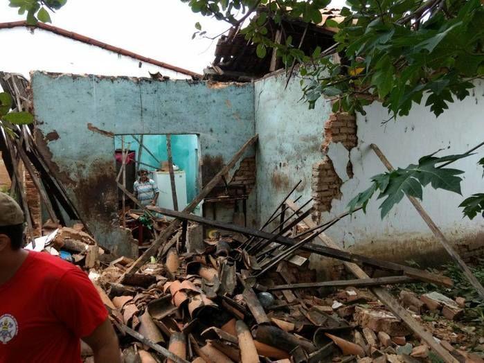Devido forte chuva, teto de residência desaba em Parnaíba - Imagem 1