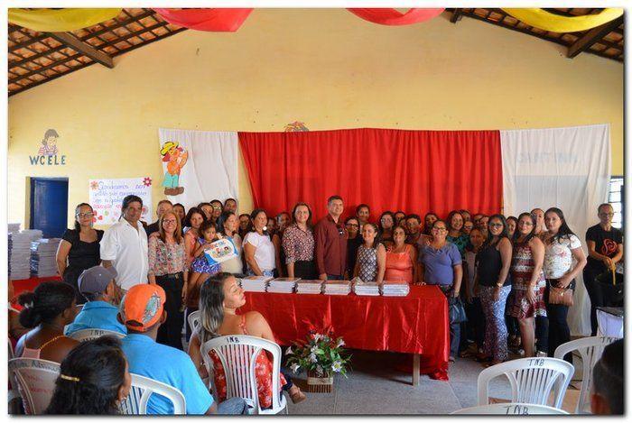 Secretaria Municipal de Educação entrega livros didáticos  - Imagem 16