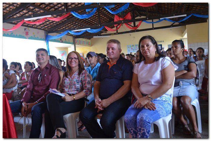 Secretaria Municipal de Educação entrega livros didáticos  - Imagem 10