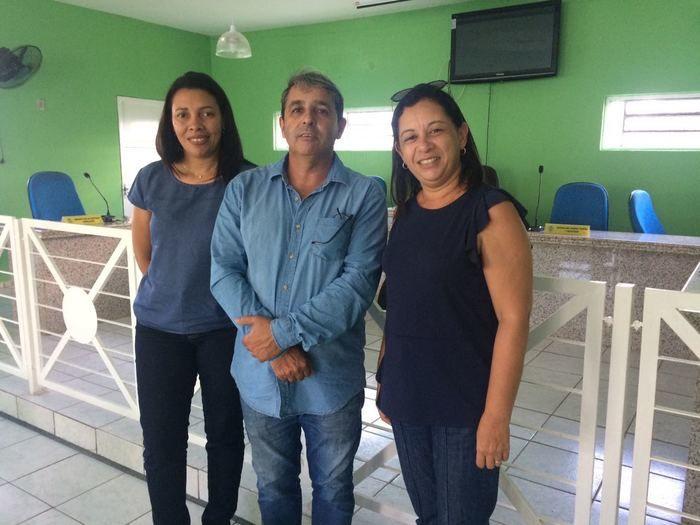 Engenheiro da obra e equipe de assistência social repassaram informações sobre a entrega aos contemplados 