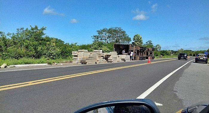 Carreta tomba em curva perigosa da BR-343 no norte do Piauí  - Imagem 3